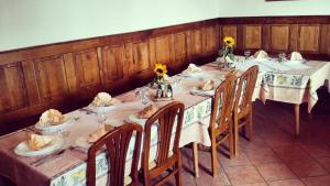 Reštaurácia alebo iné gastronomické zariadenie v ubytovaní Guest house Pr Ambružarju & Apartments