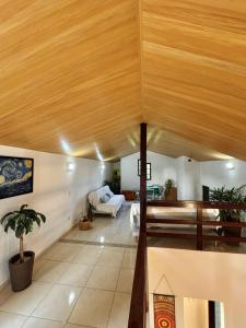 a living room with a wooden ceiling at Refugio Brisa do Campo - IG - SOLAR DO CAMPO in Iguaba Grande +50 photos