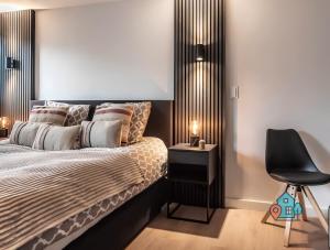 - une chambre avec un lit et une chaise noire dans l'établissement De Jordaan Luxury, à Amsterdam 26 autres photos