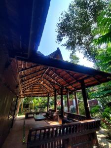 ein Pavillon mit Bänken und blauem Dach in der Unterkunft Periyaveettil Heritage in Neyyāttinkara
