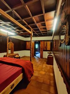 ein Schlafzimmer mit einem roten Bett in einem Zimmer in der Unterkunft Periyaveettil Heritage in Neyyāttinkara + 27 Fotos