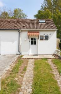 a white house with a driveway in front of it at Votre cocon à 1km de la plage in Camiers +6 photos