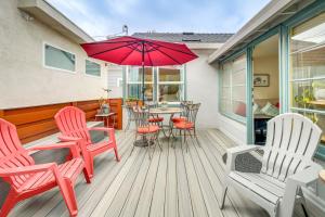 eine Terrasse mit Stühlen und einem Tisch mit einem Sonnenschirm in der Unterkunft Great Bay Area Home, 12 Mi to Downtown San Jose! in Sunnyvale