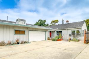 ein weißes Haus mit Garage in der Unterkunft Great Bay Area Home, 12 Mi to Downtown San Jose! in Sunnyvale