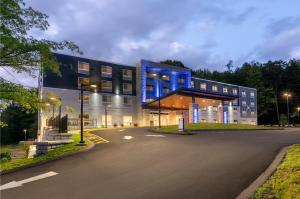 皮茨菲尔德Holiday Inn Express & Suites Pittsfield-Lenox-Berkshires by IHG的建筑的侧面有蓝色的灯光