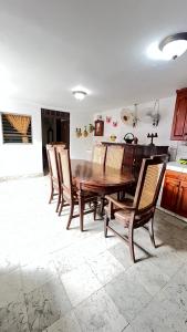 Un comedor con mesa y sillas de madera. en Hotel Casa Morazán, en Granada