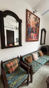 Una sala de estar con un sofá y un espejo. en Hotel Casa Morazán, en Granada