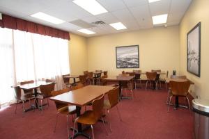 Kawasan bisnes dan/atau bilik persidangan di Super 8 by Wyndham Mississauga
