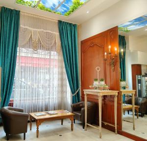 ein Wohnzimmer mit einem Tisch und einem Fenster in der Unterkunft Hotel Havane Opera in Paris
