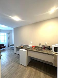 Kuchyň nebo kuchyňský kout v ubytování 1155 golden 55m2 1 quarto frente mar avenida beira mar