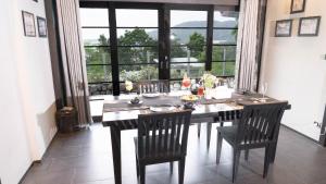 カマラビーチにあるJaokhun Hilltop Kamala, Phuketのダイニングテーブルと椅子、そして大きな窓 +58枚の写真