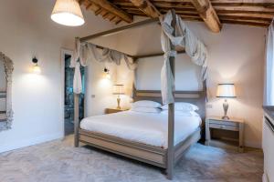 Katil atau katil-katil dalam bilik di Italian Villa With Pool Among Olive Trees +20 gambar