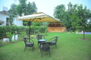 Κήπος έξω από το Aravali Farm Gurgaon, 3 Bedroom Villa with Lawn Barbeque Grill and Pool