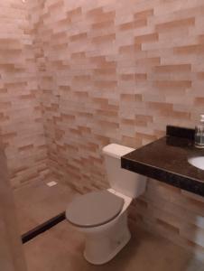 un bagno con un water e un lavandino di casas em búzios 8 a Búzios