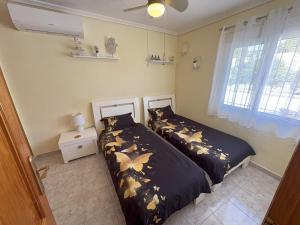 Ένα ή περισσότερα κρεβάτια σε δωμάτιο στο Casa Mariposa - Los Alcázares Bungalow +18 φωτογραφίες