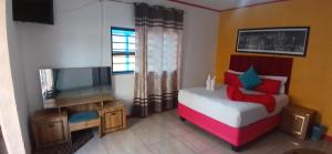 Μια τηλεόραση ή/και κέντρο ψυχαγωγίας στο Neo & Ruks Guest House goodwood 4