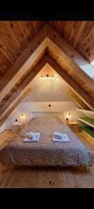 オトチャッツにあるCozy wooden house Robiniaの屋根裏部屋(タオル2枚付) +20枚の写真