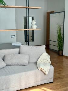 Un lugar para sentarse en AMRÉ apartments - Quiet & Cozy stay in Riga Center - SELF CHECK-IN
