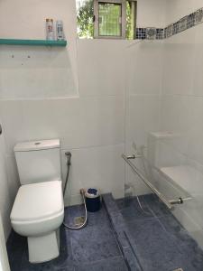 une salle de bain blanche avec toilettes et baignoire dans l'établissement La Escondida, à Punta del Este