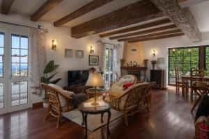 a living room with a table and chairs at Casa da Avo in Faial