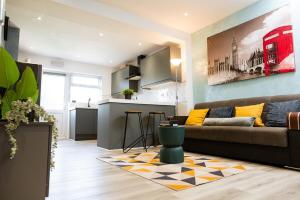 a living room with a couch and a kitchen at Modern En-Suite Double Room near Cov Uni & Hospital in Wyken