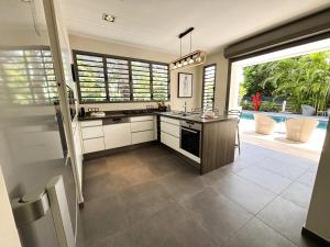 Kuchyň nebo kuchyňský kout v ubytování Villa Sakonka - Luxe et élégance à Saint-François + 21 fotografií