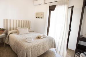 a bedroom with a bed with two towels on it at LA POSADA DE LA MUELA in Algodonales