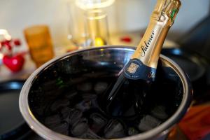 - une bouteille de vin dans un pot dans l'établissement Love Room Elixir du désir, à Le Breil-sur-Mérize 28 autres photos