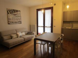 una sala de estar con un sofá y una mesa en Residenza Zaira, en Preganziol 24 fotos más