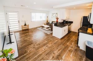 a kitchen and living room with a hard wood floor at Modern 1 Bedroom Apartment Near Hollywood and Koreatown Free Gated Parking Full Kitchen in Los Angeles