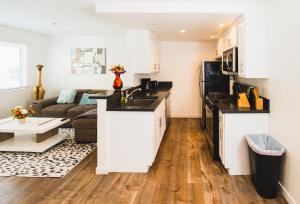 a kitchen and living room with a couch at Modern 1 Bedroom Apartment Near Hollywood and Koreatown Free Gated Parking Full Kitchen in Los Angeles +10 photos