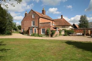 a large brick house with a large yard at 5 Bed in Bramfield oc-sftmh in Bramfield