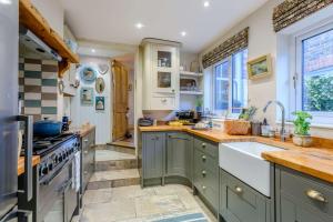 Køkken eller tekøkken på Riverside Cottage - Rye + 10 billeder