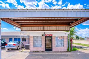 an office building with a car parked outside at Hotel O Longhorn Boise City OK in Boise City