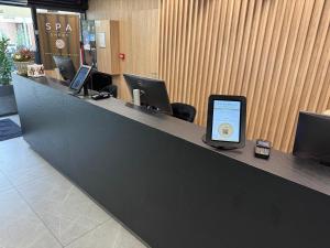 a lobby with a counter with computers on it at Apartament Virgo in Międzyzdroje +16 photos
