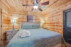 Ένα ή περισσότερα κρεβάτια σε δωμάτιο στο Rustic Retreat With Hot Tub Firepit BBQ