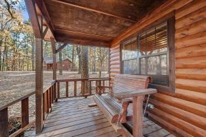 Μπαλκόνι ή βεράντα στο Rustic Retreat With Hot Tub Firepit BBQ