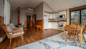 Η κουζίνα ή μικρή κουζίνα στο Lake Muskoka 2-bedroom Cottage - Pier 100 #50