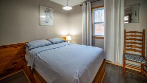 Ένα ή περισσότερα κρεβάτια σε δωμάτιο στο Lake Muskoka 2-bedroom Cottage - Pier 100 #50