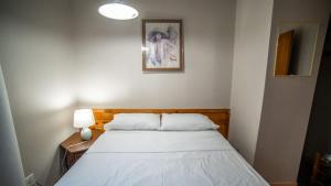 Ένα ή περισσότερα κρεβάτια σε δωμάτιο στο Lake Muskoka 2-bedroom Cottage - Pier 100 #50