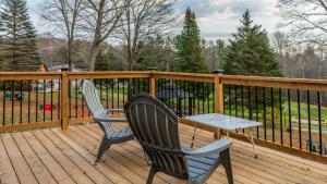 Μπαλκόνι ή βεράντα στο Lake Muskoka 2-bedroom Cottage - Pier 100 #50 +8 φωτογραφίες
