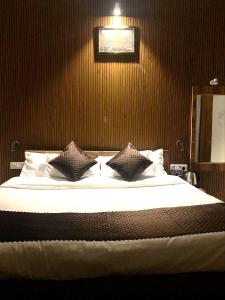 Ein Bett oder Betten in einem Zimmer der Unterkunft Rudraksha Inn