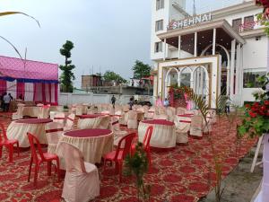 En restaurant eller et andet spisested på Shehnai