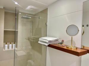 a bathroom with a glass shower and a mirror at Luxury I Style I Central Stay in Rosales in Bogotá +33 photos