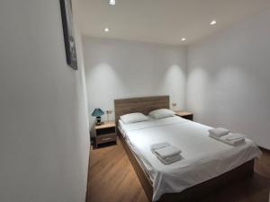 Giường trong phòng chung tại Apartments by MR Yeravan in the city centre