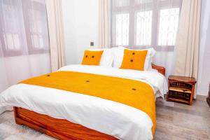 Postel nebo postele na pokoji v ubytování The Nook at Njiro 39 - 3BR by Kyada Stays