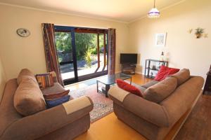 Ruang duduk di Punawai Cottage, Raglan, New Zealand