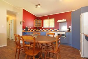 Dapur atau dapur kecil di Punawai Cottage, Raglan, New Zealand