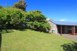 Taman di luar Punawai Cottage, Raglan, New Zealand