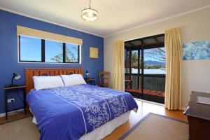 Katil atau katil-katil dalam bilik di Punawai Cottage, Raglan, New Zealand